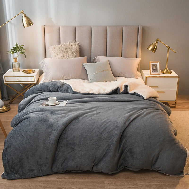 WoolHaven – Winterdecke mit Plüschfutter & Doppelseitigem Woll-Design