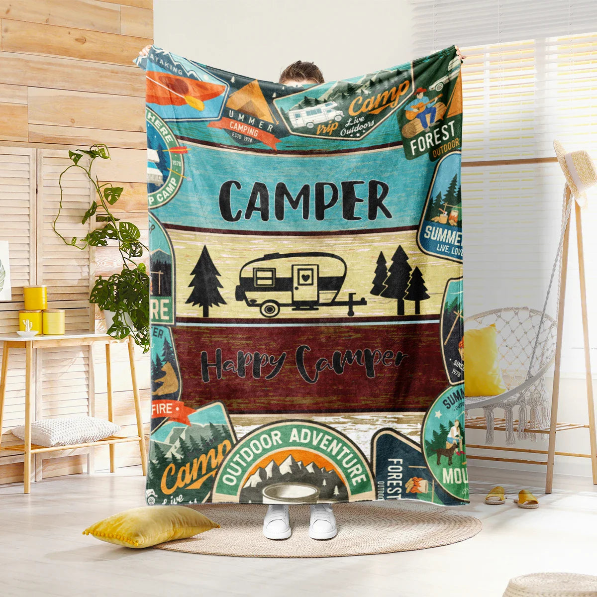CozyTrail – Plüschdecke mit Camper- & Waldmotiv für Sofa, Bett & Reisen