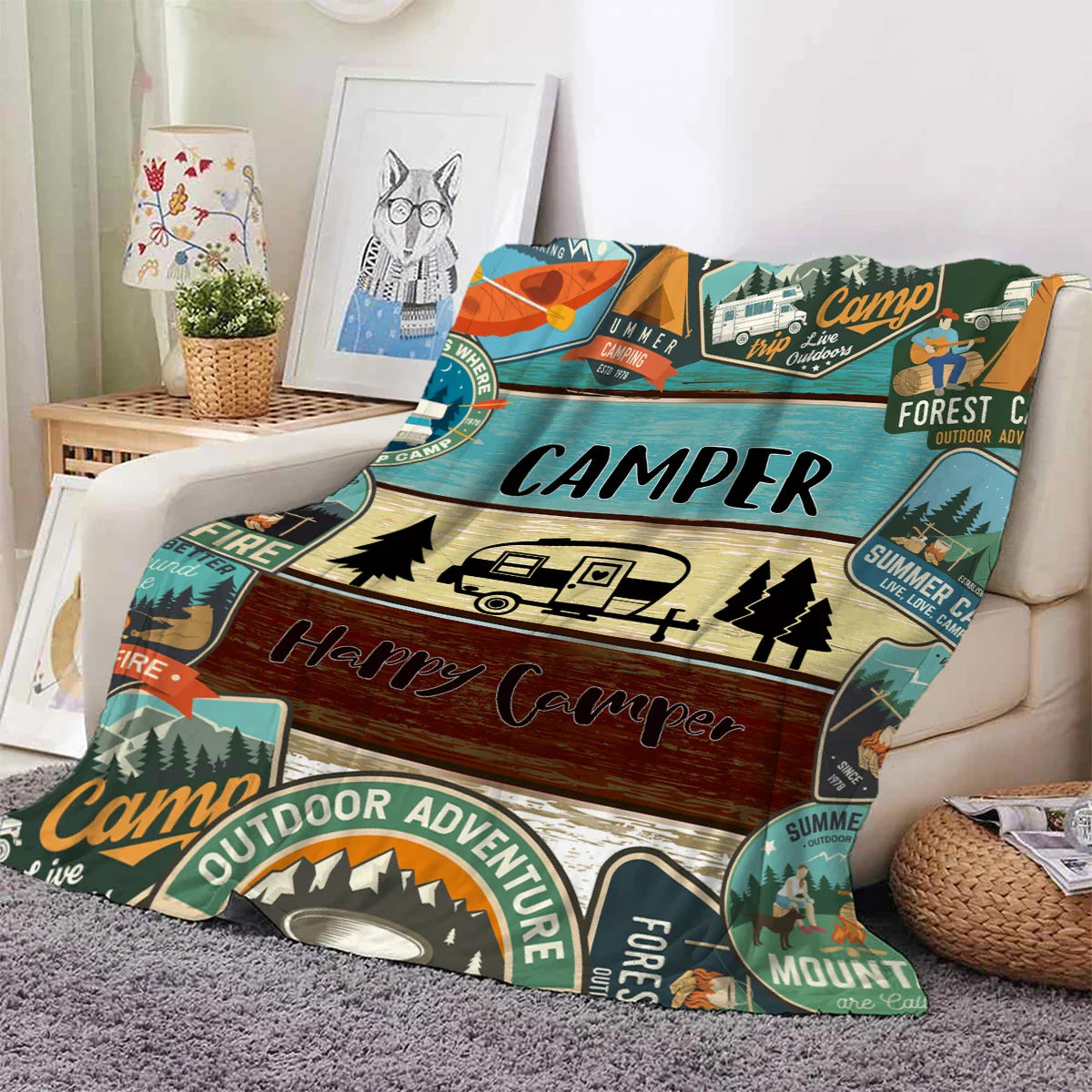 CozyTrail – Plüschdecke mit Camper- & Waldmotiv für Sofa, Bett & Reisen