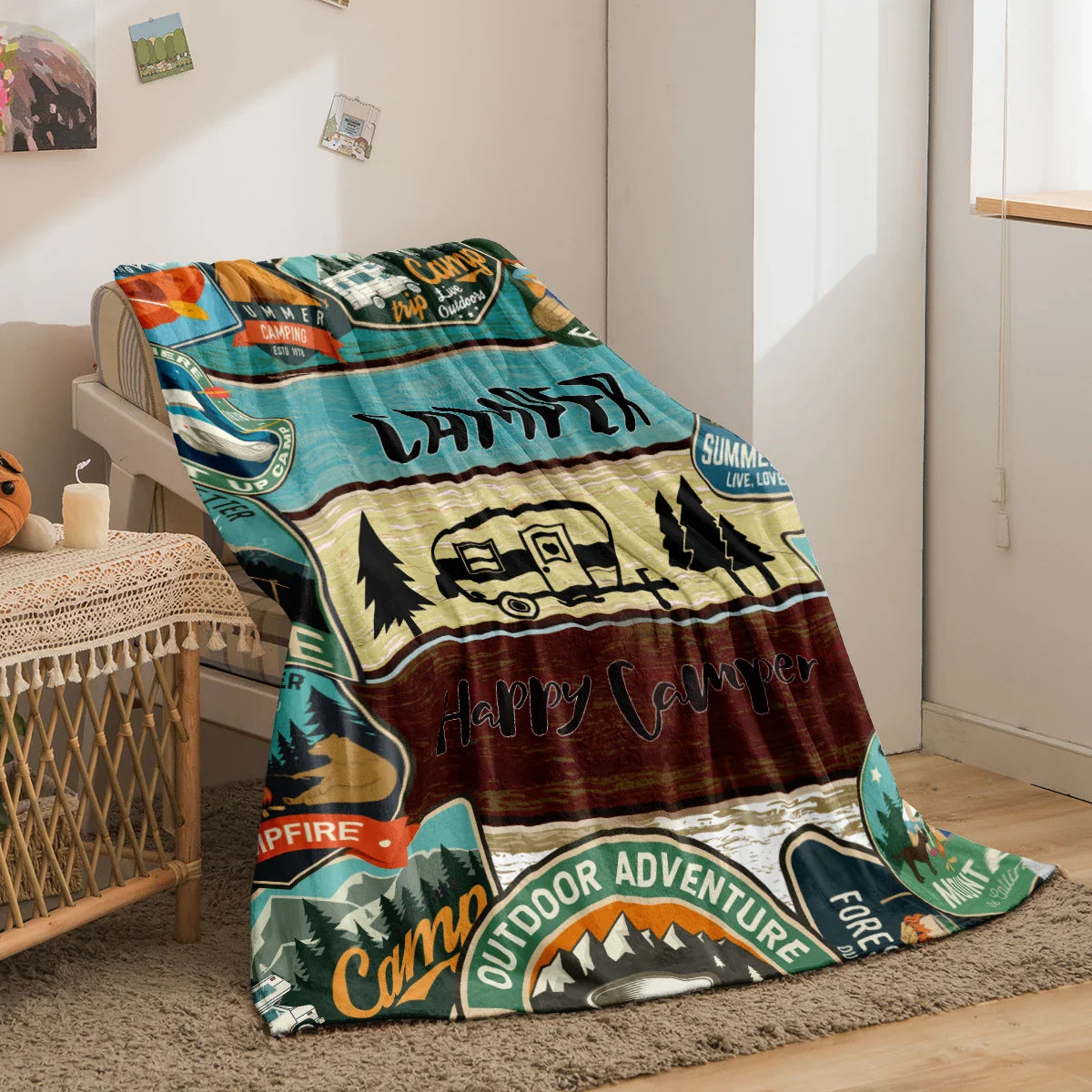 CozyTrail – Plüschdecke mit Camper- & Waldmotiv für Sofa, Bett & Reisen