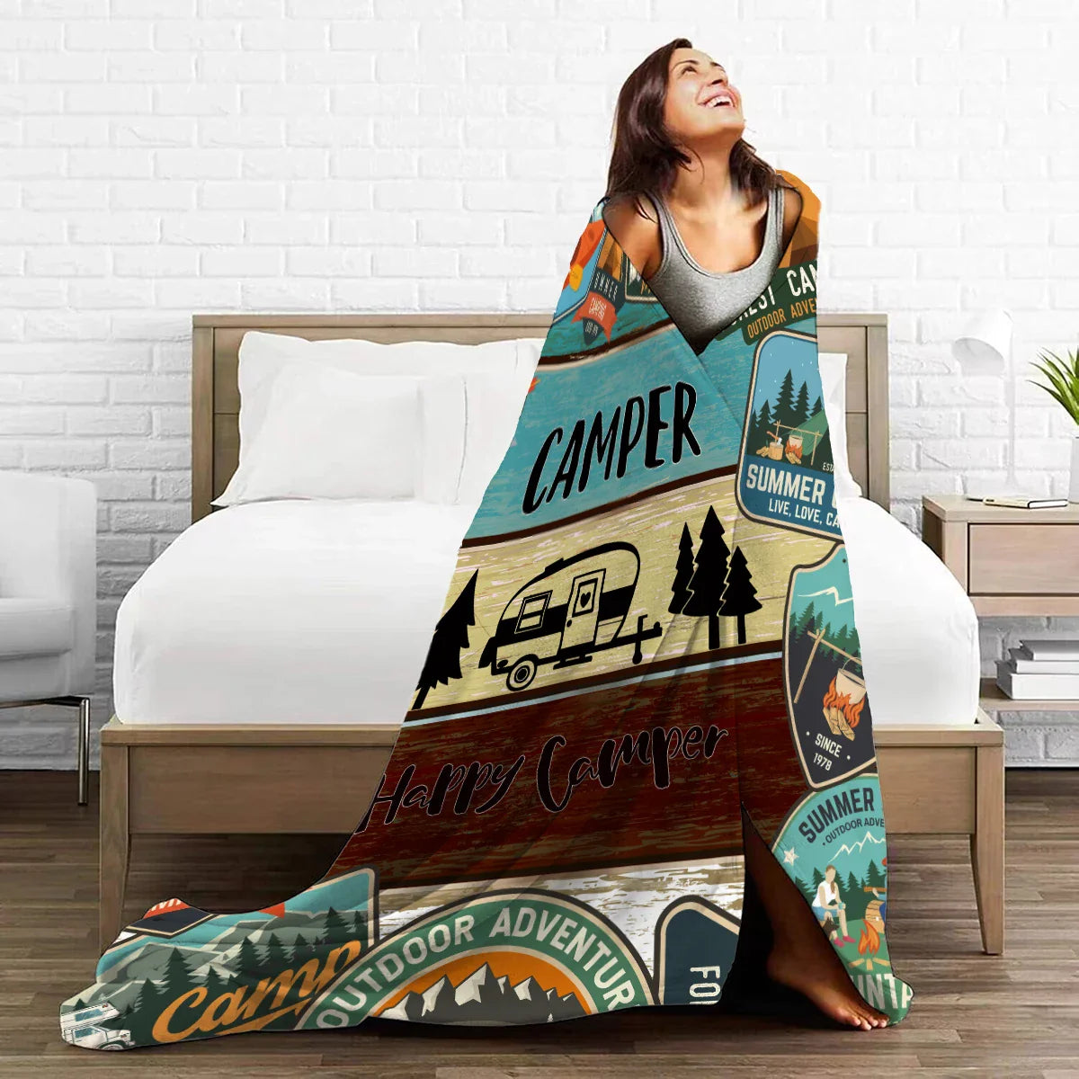 CozyTrail – Plüschdecke mit Camper- & Waldmotiv für Sofa, Bett & Reisen