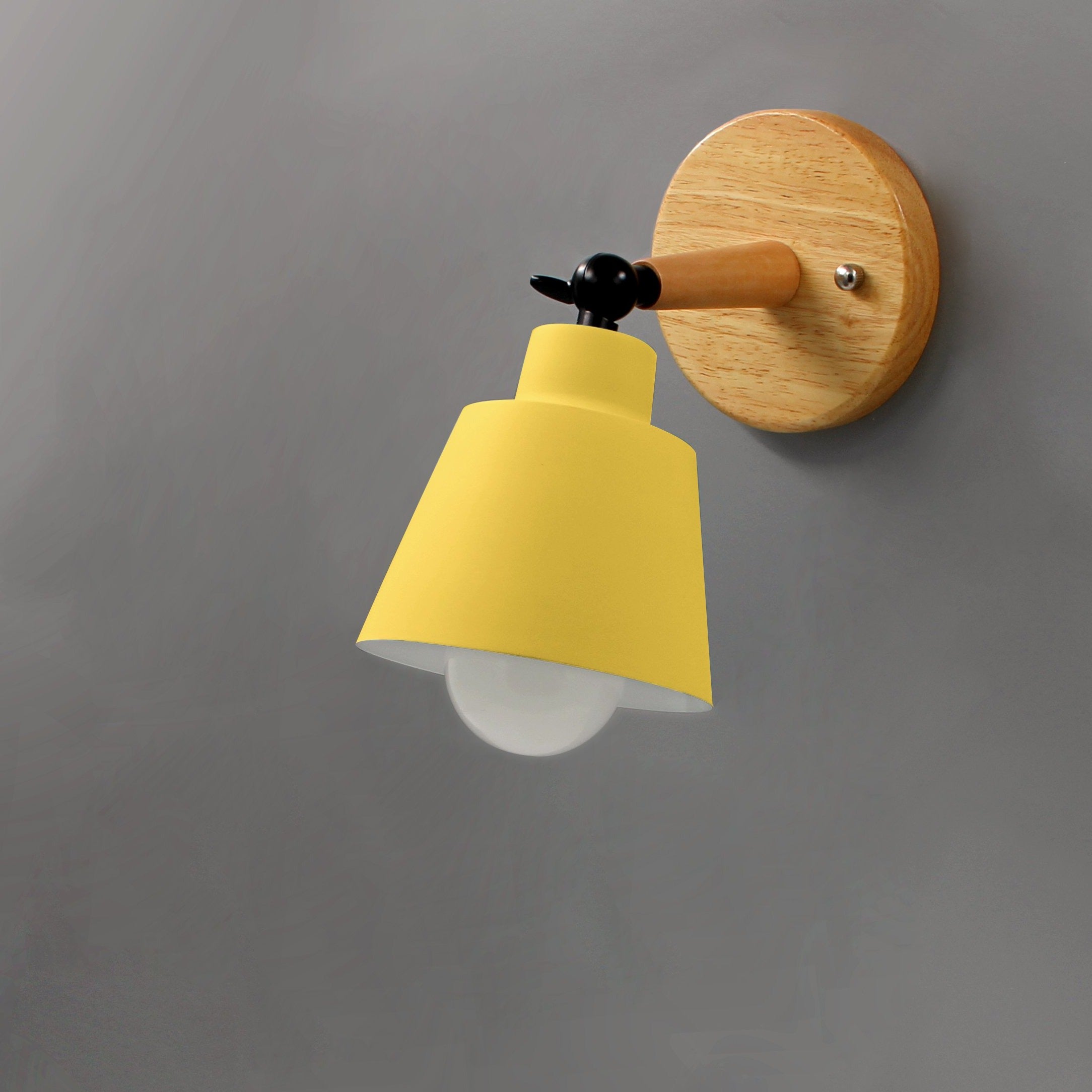 Liora – væglampe træ & metal med drejeligt skærm – moderne design