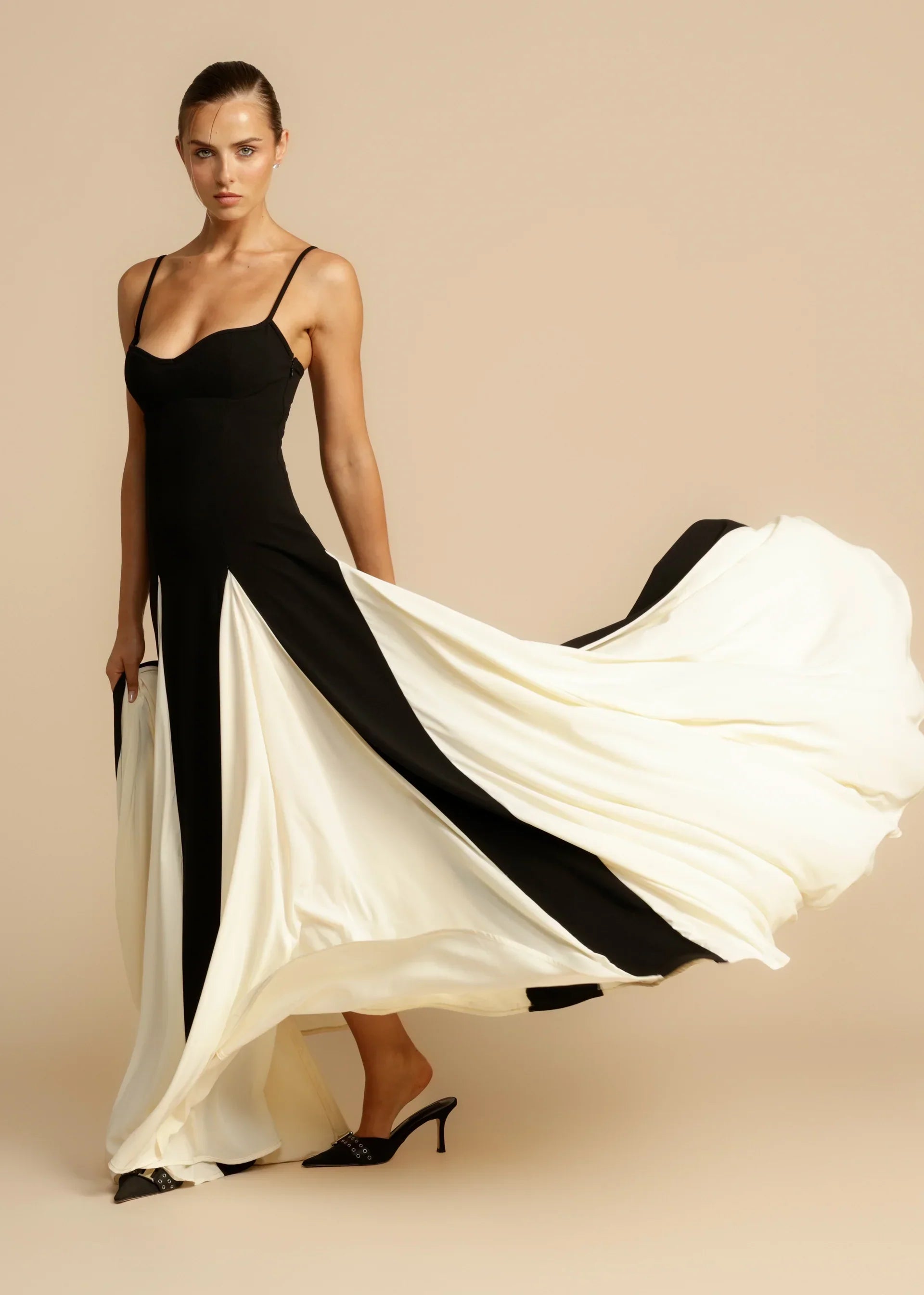 Elegantes Maxikleid in Schwarz-Weiß – Zeitloser Look für Frühling & Sommerv