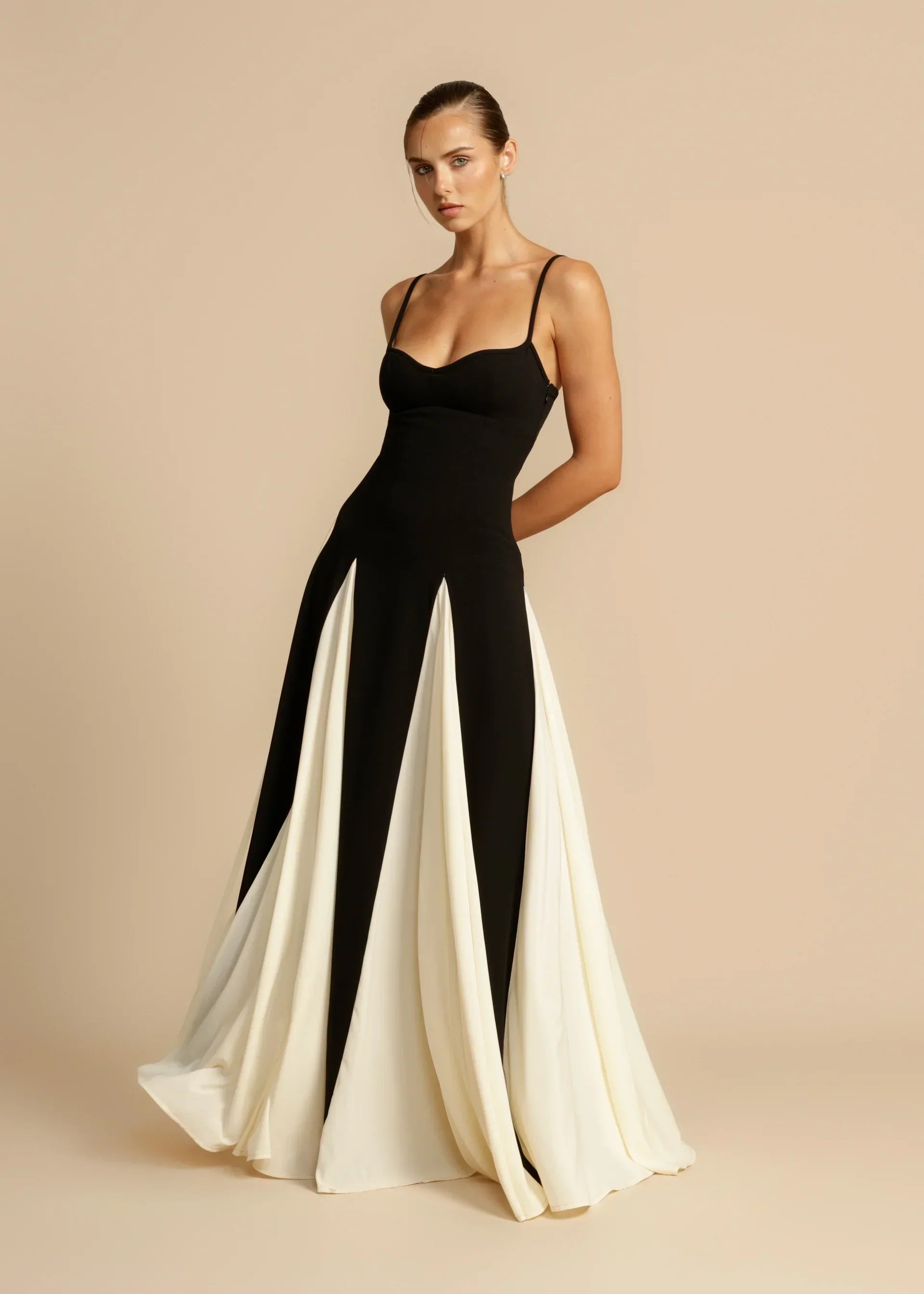 Elegantes Maxikleid in Schwarz-Weiß – Zeitloser Look für Frühling & Sommerv