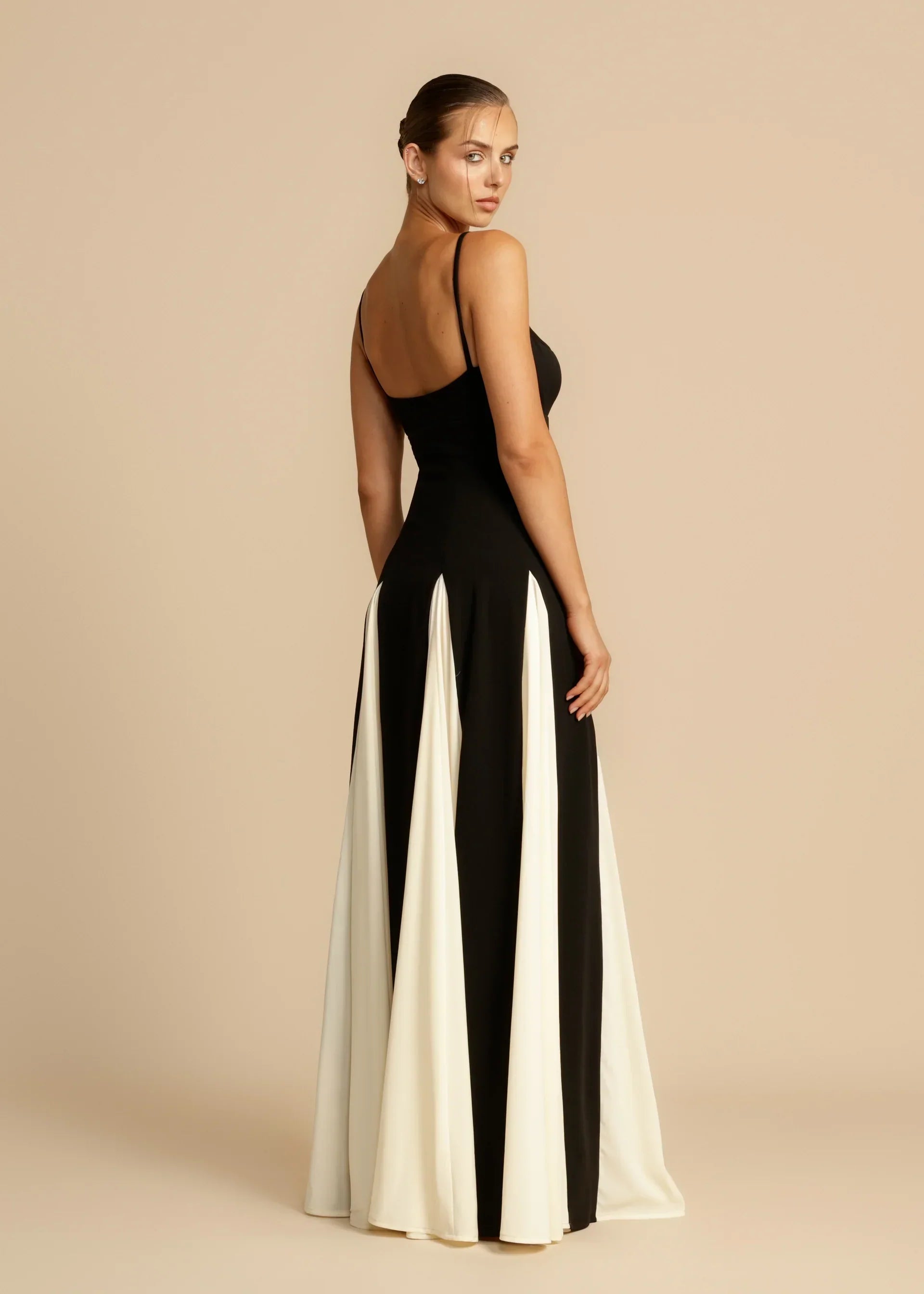 Elegantes Maxikleid in Schwarz-Weiß – Zeitloser Look für Frühling & Sommerv