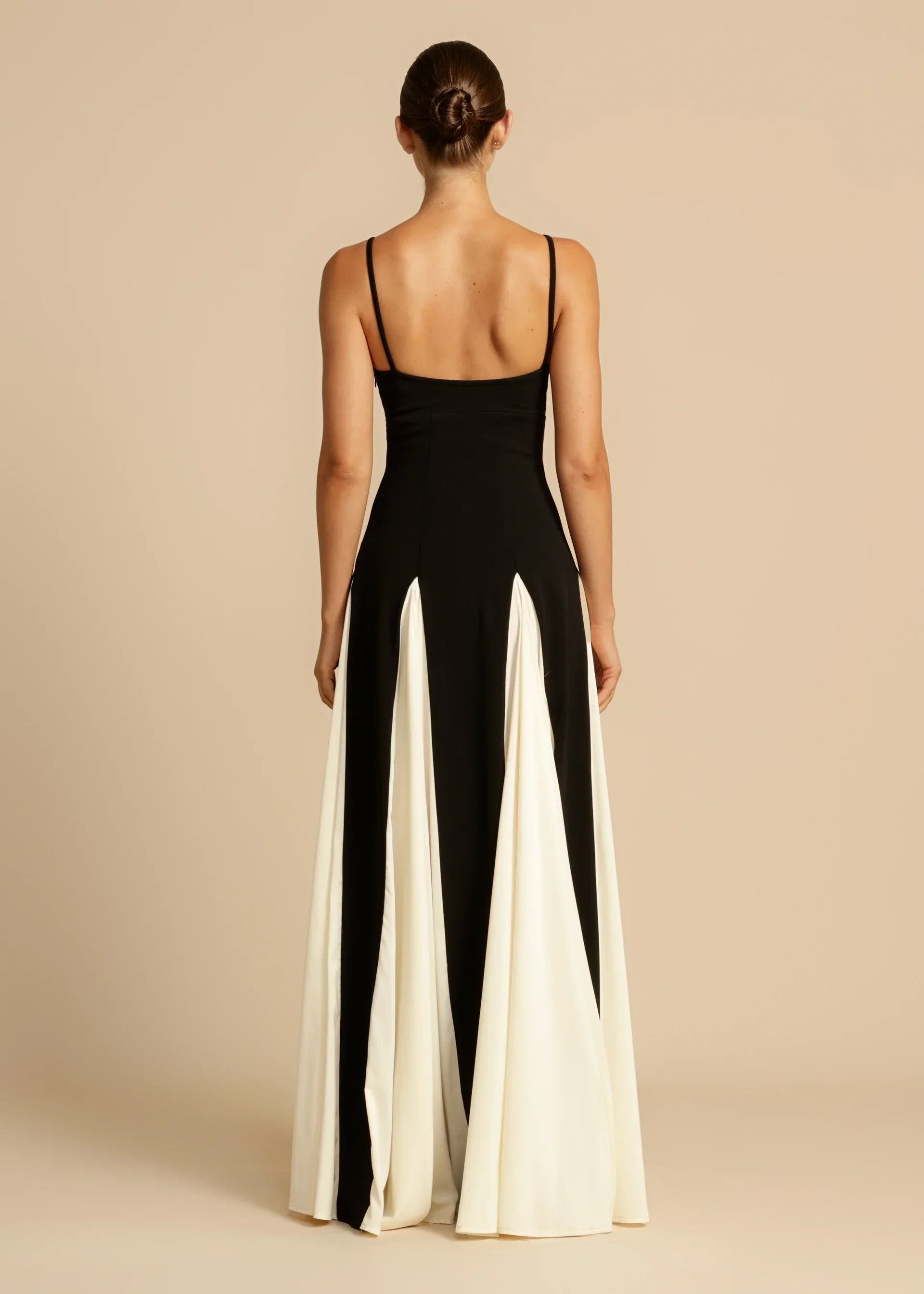 Elegantes Maxikleid in Schwarz-Weiß – Zeitloser Look für Frühling & Sommerv