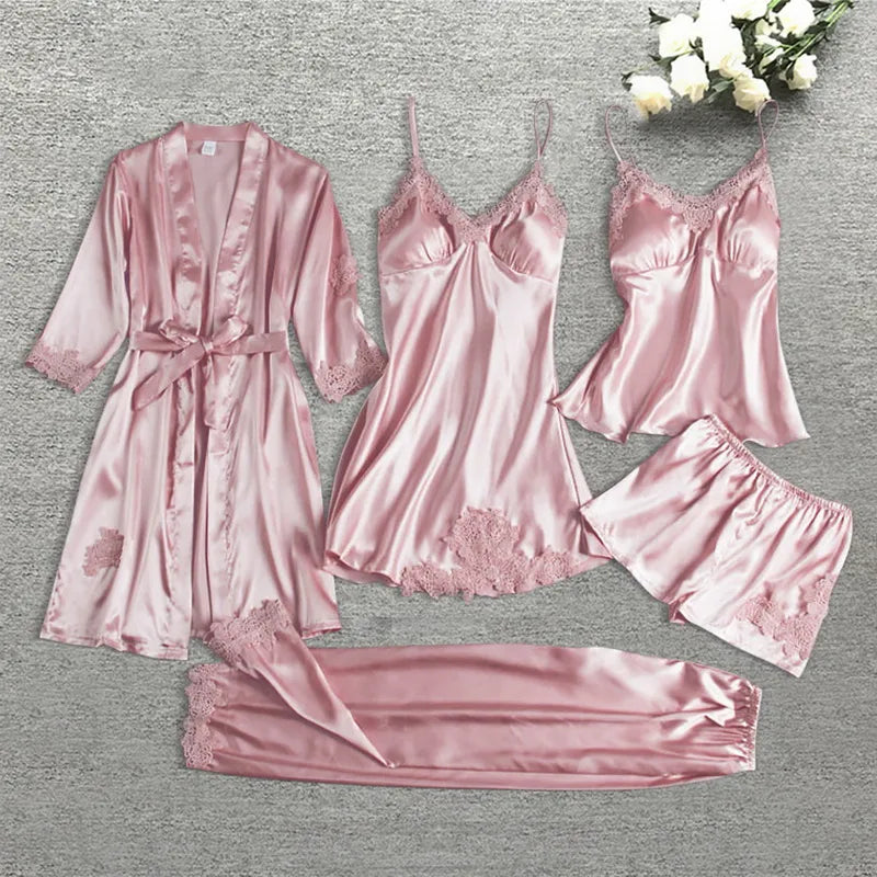 Fünfteiliges Set aus Seidenpyjama und Bademantel - Tahnee