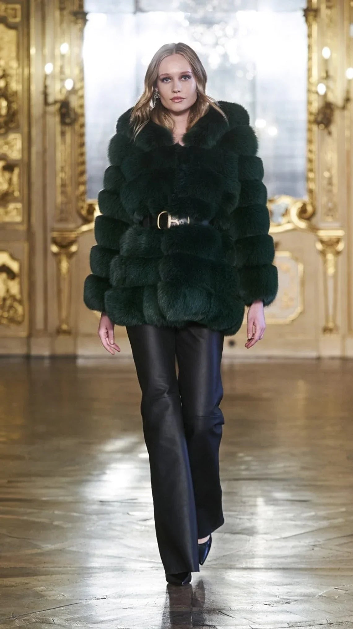 Cappotto con cappuccio in pelliccia ecologica a bolle di lusso verde – Eleganza raffinata per donna