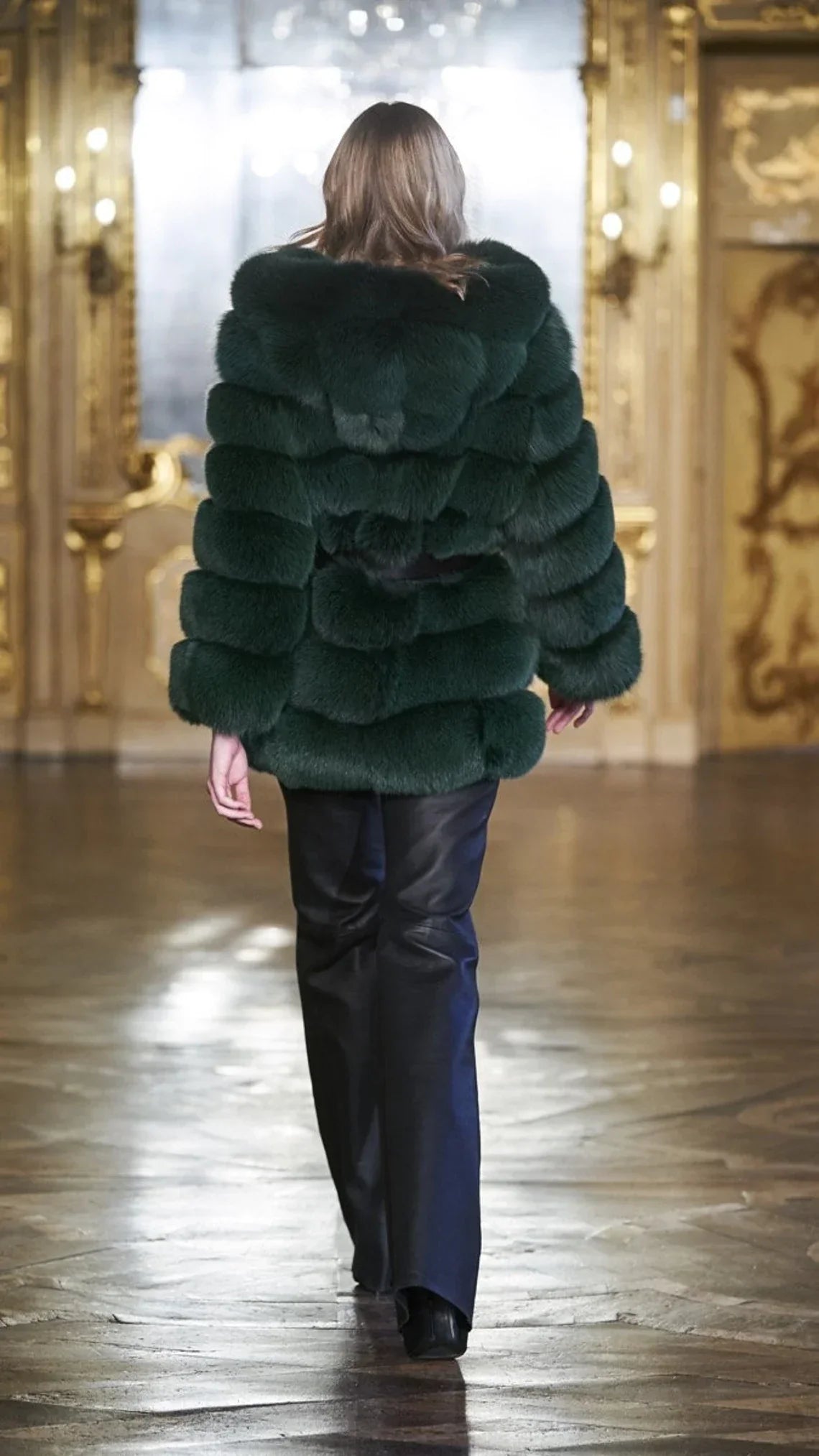 Cappotto con cappuccio in pelliccia ecologica a bolle di lusso verde – Eleganza raffinata per donna