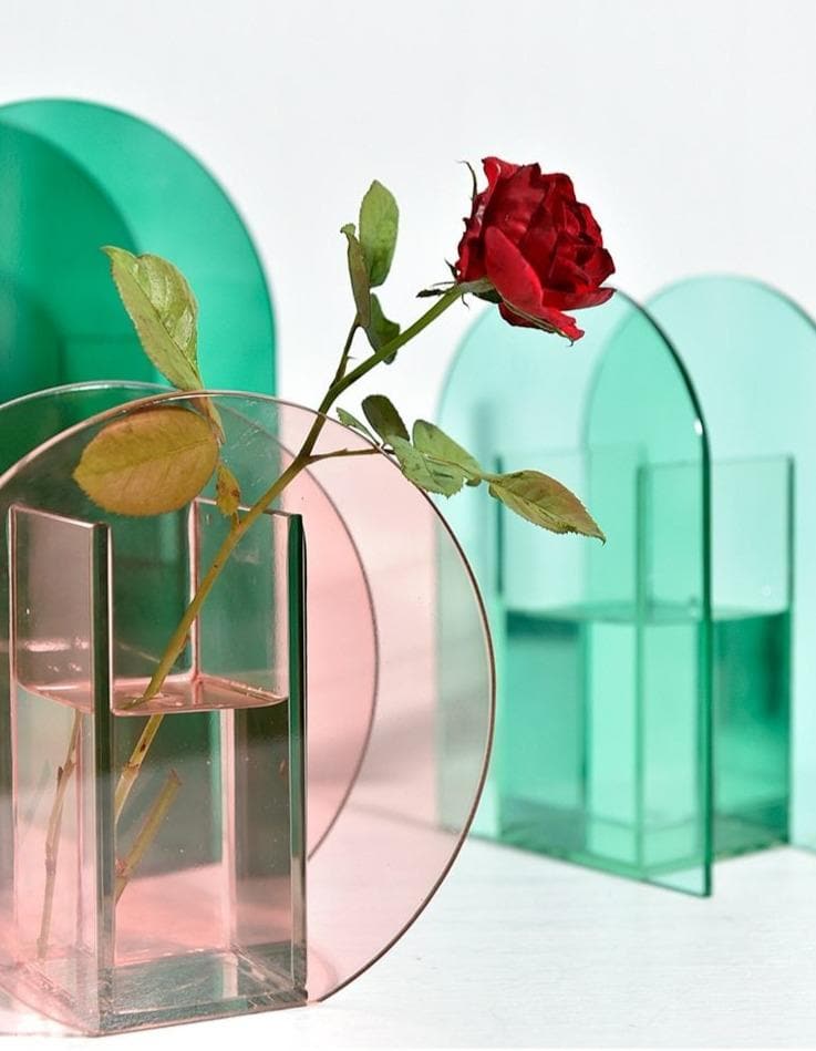 Acrilea – akrylvaske transparent, farverig og alsidig til dekoration og skrivebord
