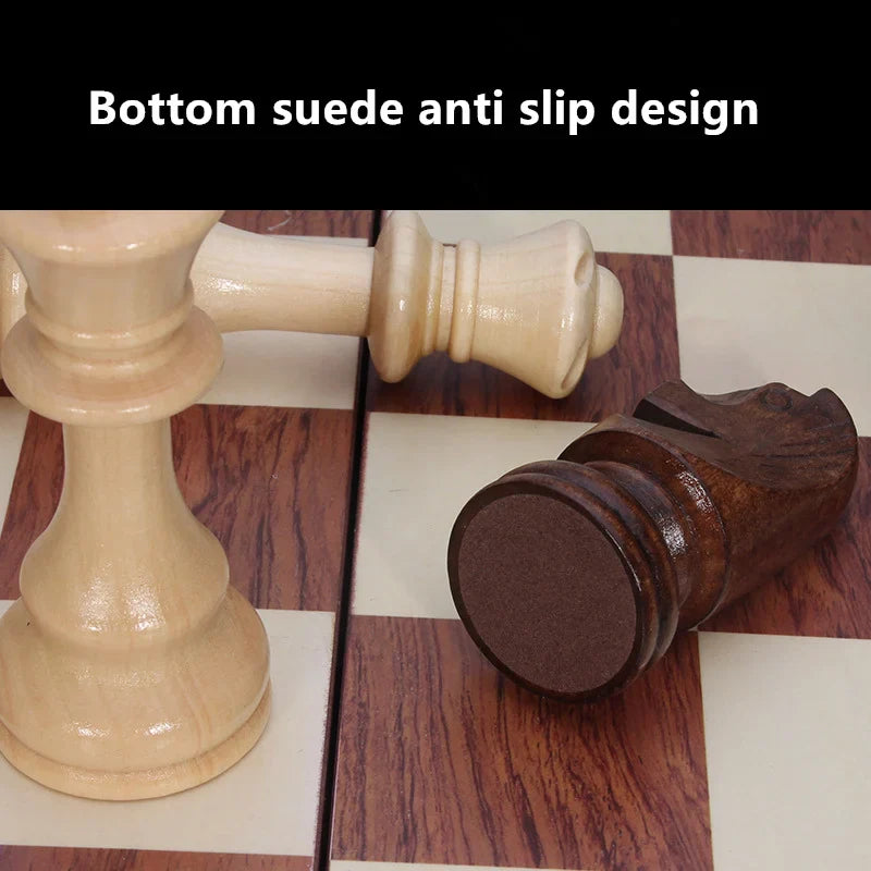 Strategio masivní dřevěná šachová sada – skládací deska, elegantní figurky a klasický design