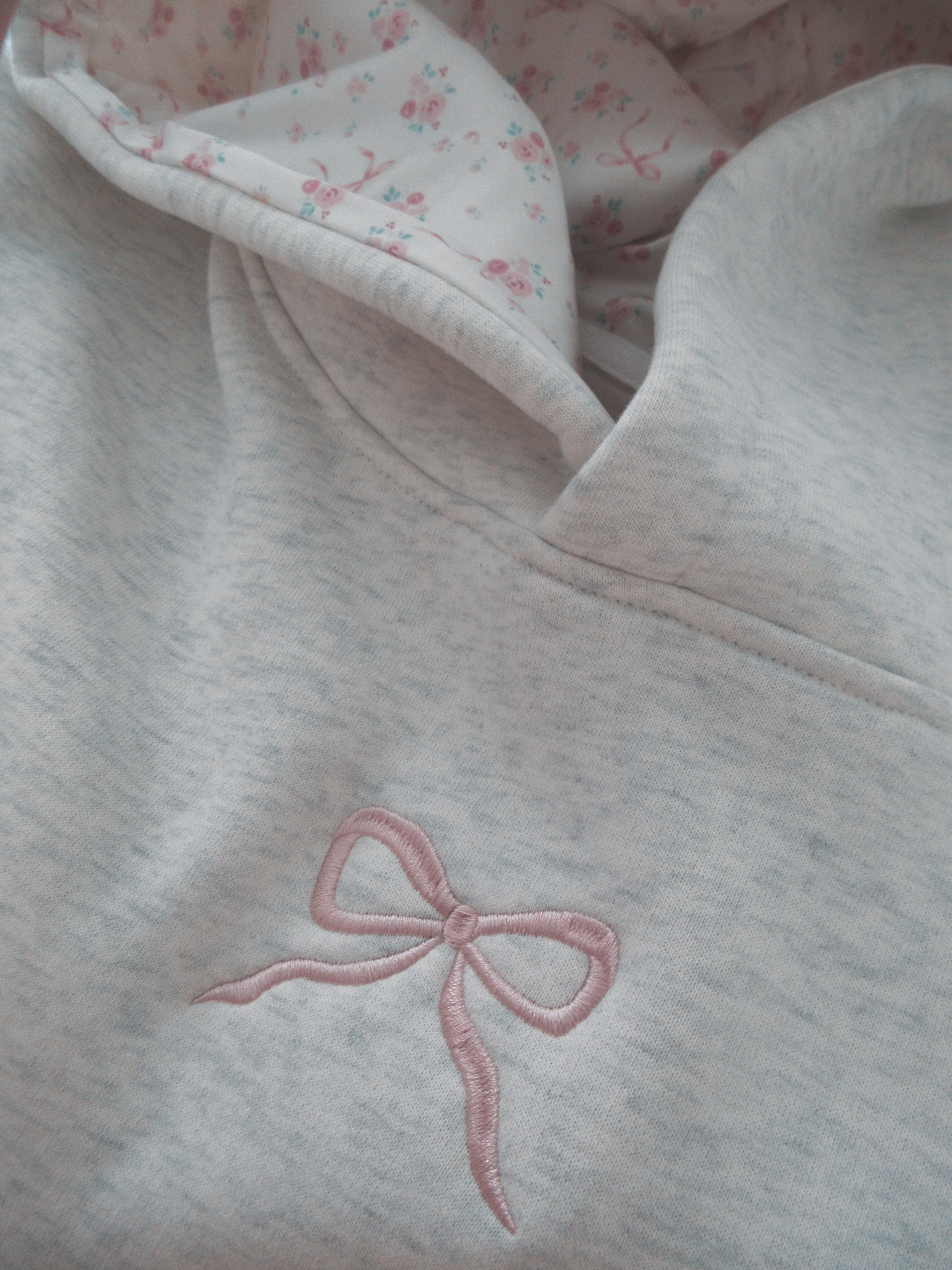 Veloura – Damen Hoodie Rosa Schleife Regular Fit – Alltag mit Stil