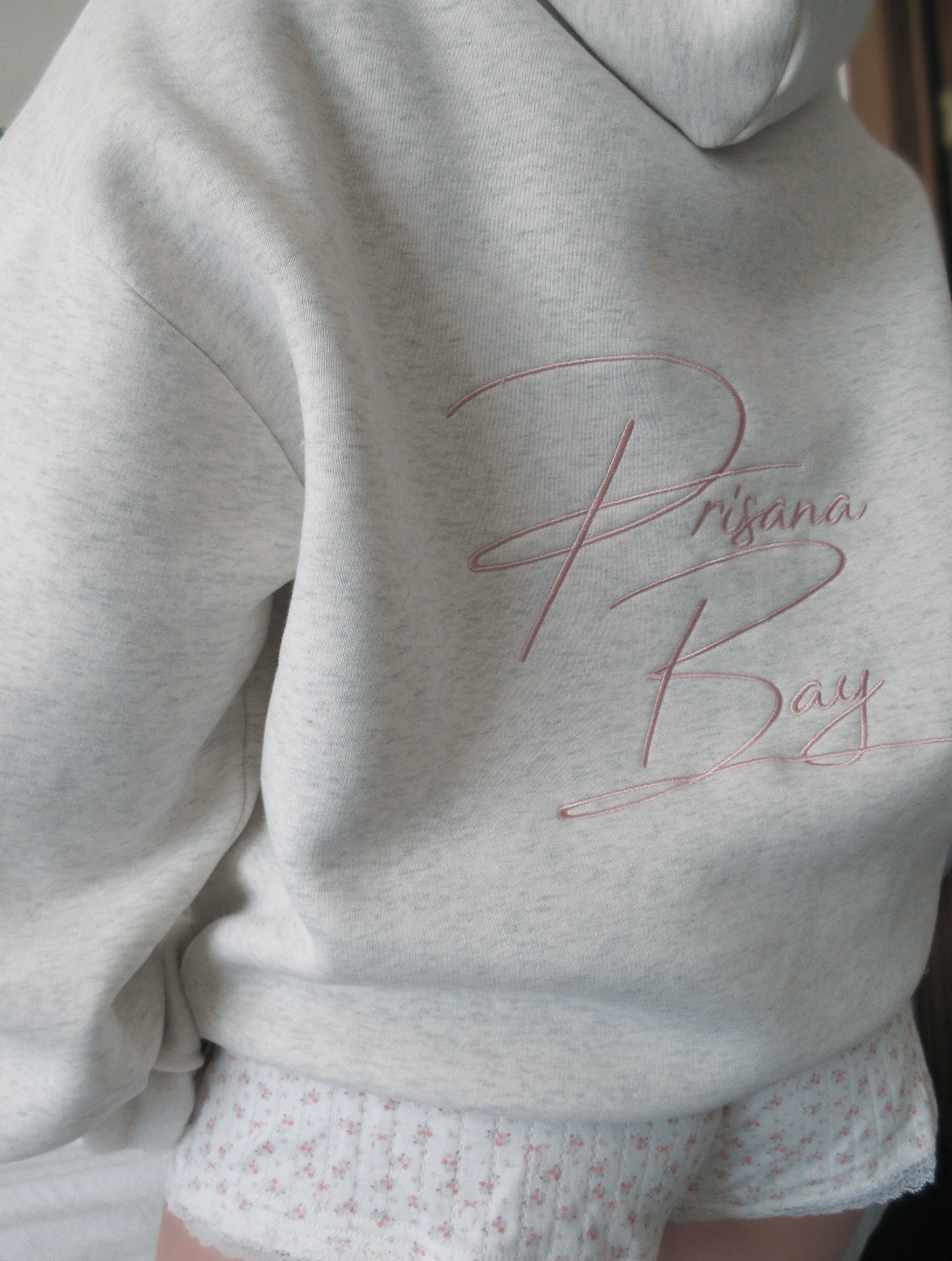 Veloura – Damen Hoodie Rosa Schleife Regular Fit – Alltag mit Stil