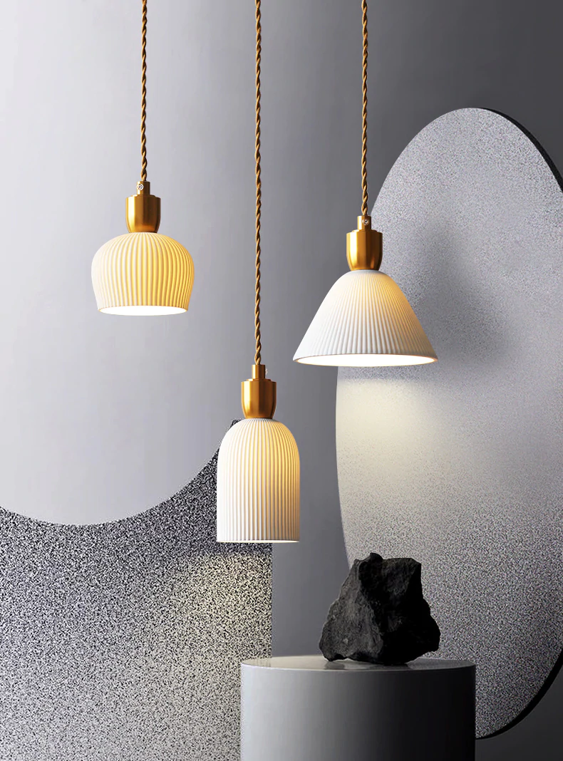 Lunare – Plisseret pendel lampe keramik & messing i 3 former