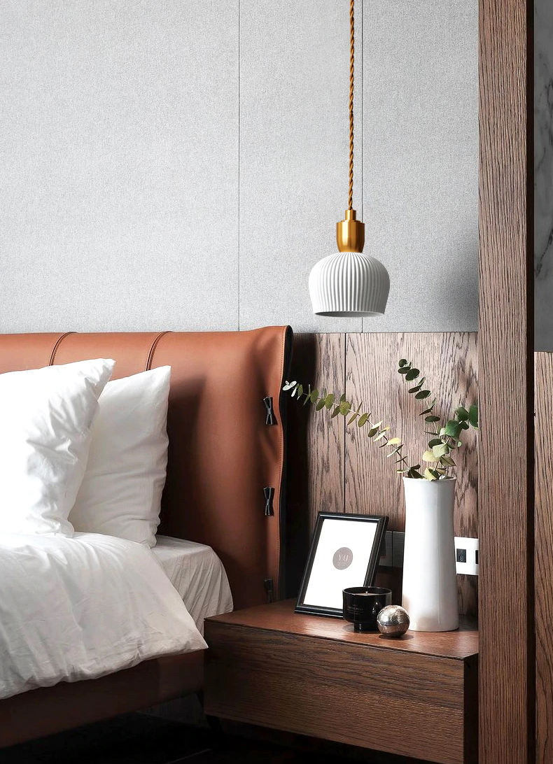 Lunare – Plisseret pendel lampe keramik & messing i 3 former