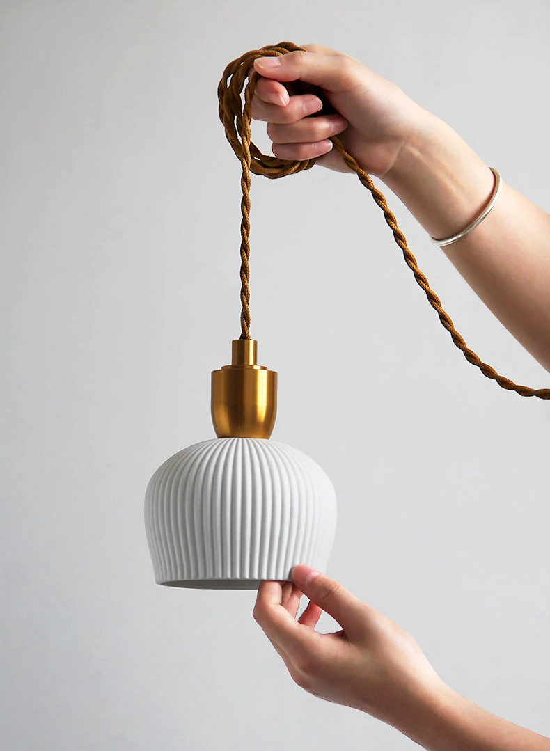 Lunare – Plisseret pendel lampe keramik & messing i 3 former