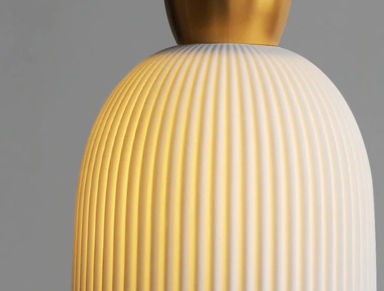 Lunare – Plisseret pendel lampe keramik & messing i 3 former
