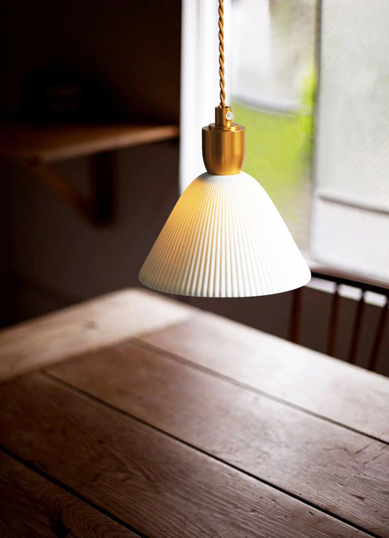 Lunare – Plisseret pendel lampe keramik & messing i 3 former
