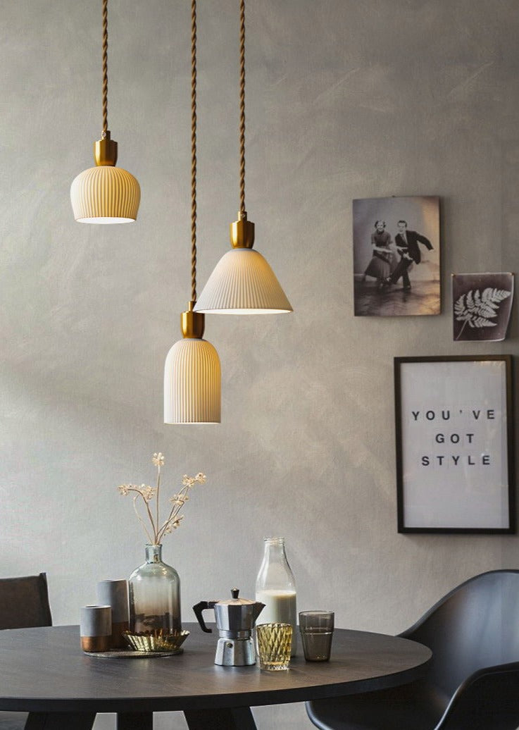 Lunare – Plisseret pendel lampe keramik & messing i 3 former