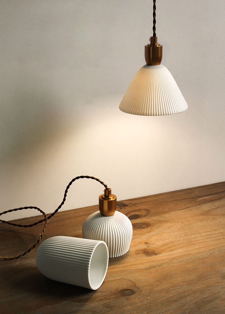 Lunare – Plisseret pendel lampe keramik & messing i 3 former