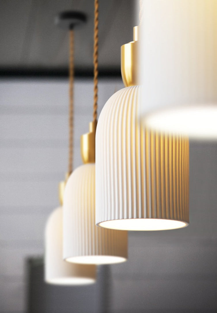 Lunare – Plisseret pendel lampe keramik & messing i 3 former