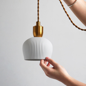 Lunare – Plisseret pendel lampe keramik & messing i 3 former