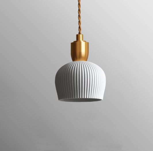 Lunare – Plisseret pendel lampe keramik & messing i 3 former