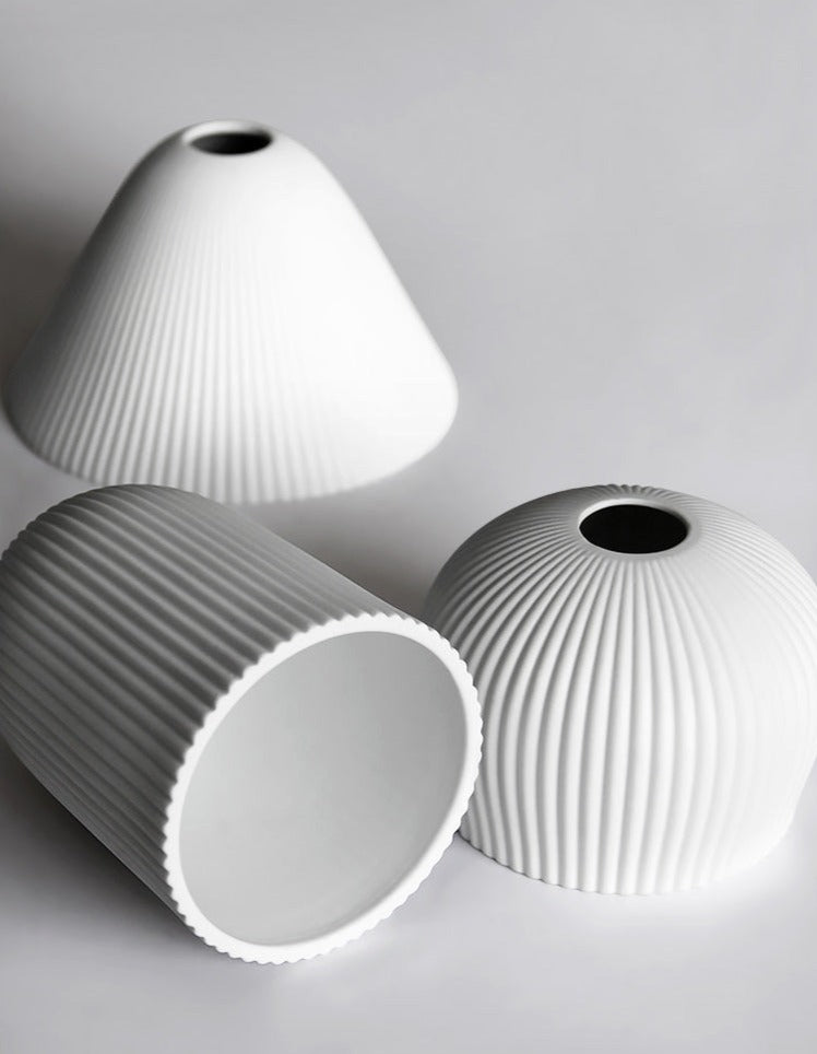 Lunare – Plisseret pendel lampe keramik & messing i 3 former