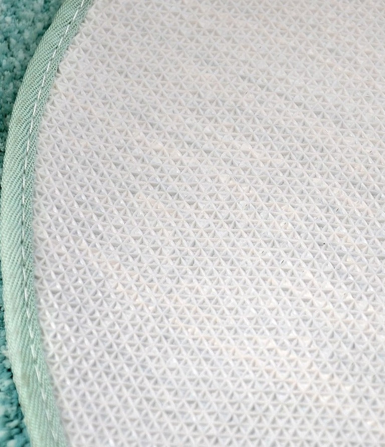 Tapis ovale antidérapant orné de pompons