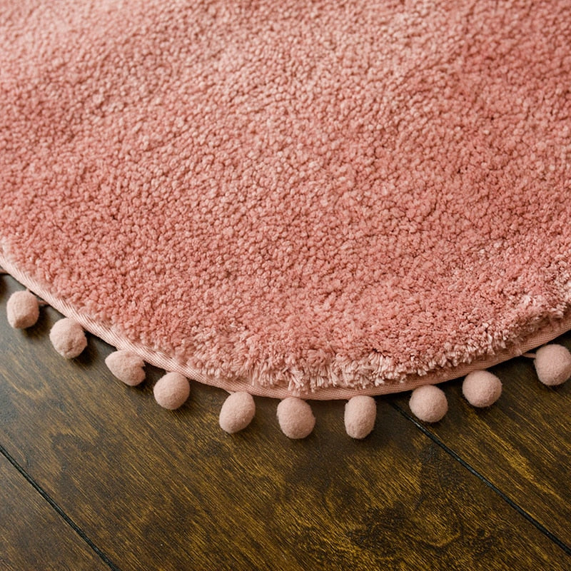 Tapis ovale antidérapant orné de pompons