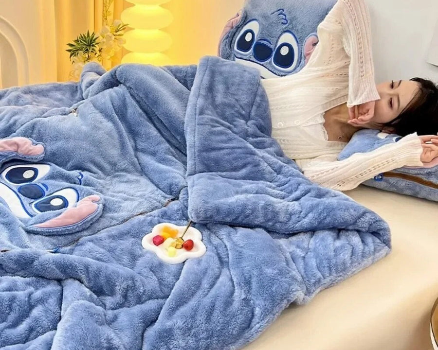 CozyNest – Decke mit Kissen 2-in-1 Plüschdesign – für Zuhause & Reisen