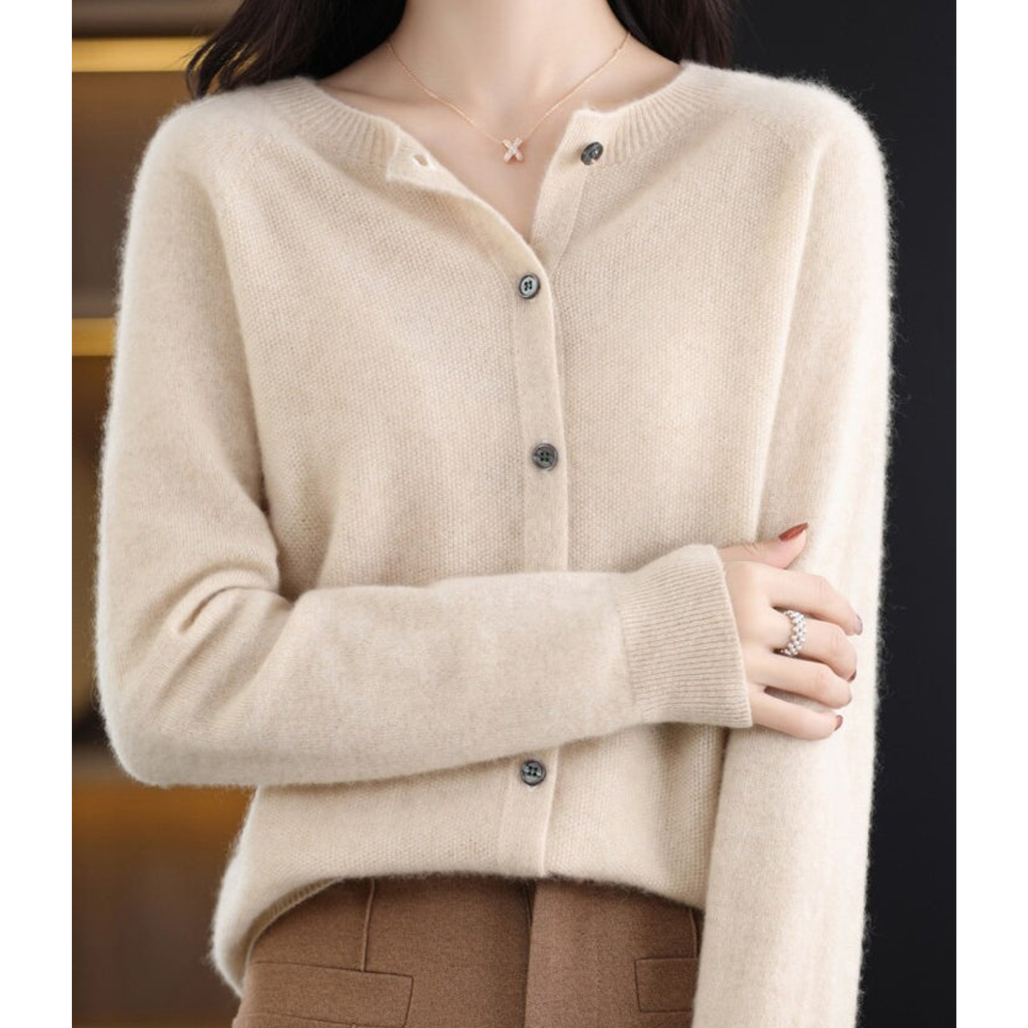 Damen Strickjacke aus Merinowolle – Fein, Klassisch & Hochwertig