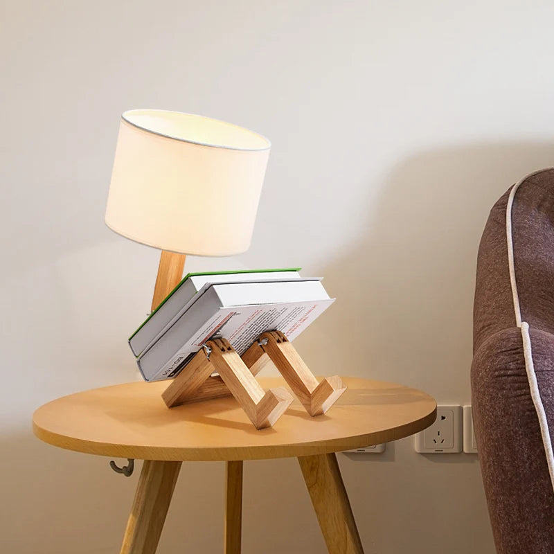 Roboter Wooden Tischleuchte – Verspielte Design-Tischleuchte mit Charme
