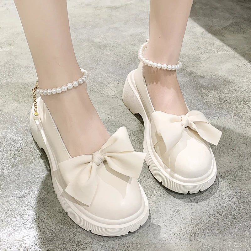 Meret - Weiße Loafers mit Schleife und Perlenkette