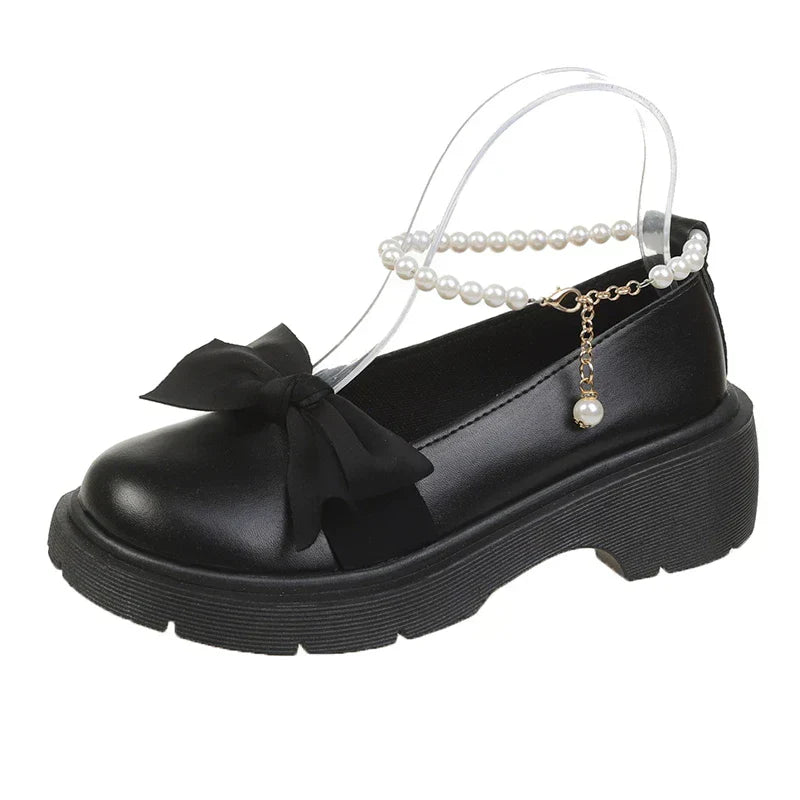 Meret - Weiße Loafers mit Schleife und Perlenkette
