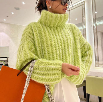 Flauschiger Rollkragenpulli aus Strick - Irina