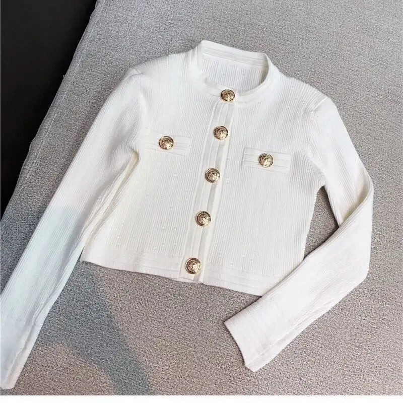 Elegante Strickjacke mit goldenem Knopf - Yeira