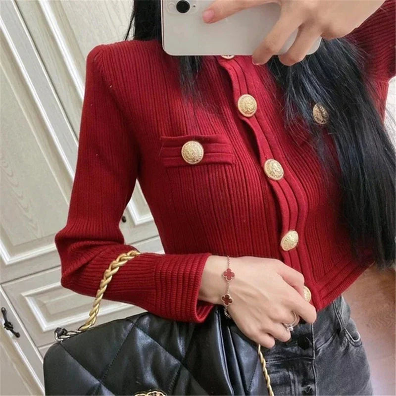 Elegante Strickjacke mit goldenem Knopf - Yeira