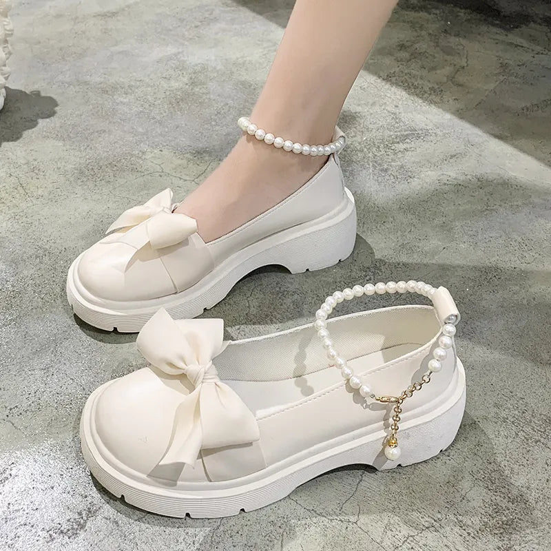 Meret - Weiße Loafers mit Schleife und Perlenkette