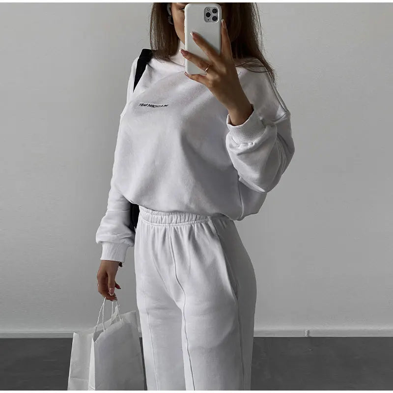 Kaila Trainingsanzug | Stylisches langärmeliges Oberteil und dazu passende Hose