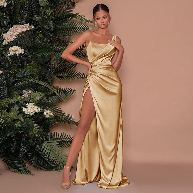 Olivia – Satin-enkelt-skulder-aftenkjole i elegant design