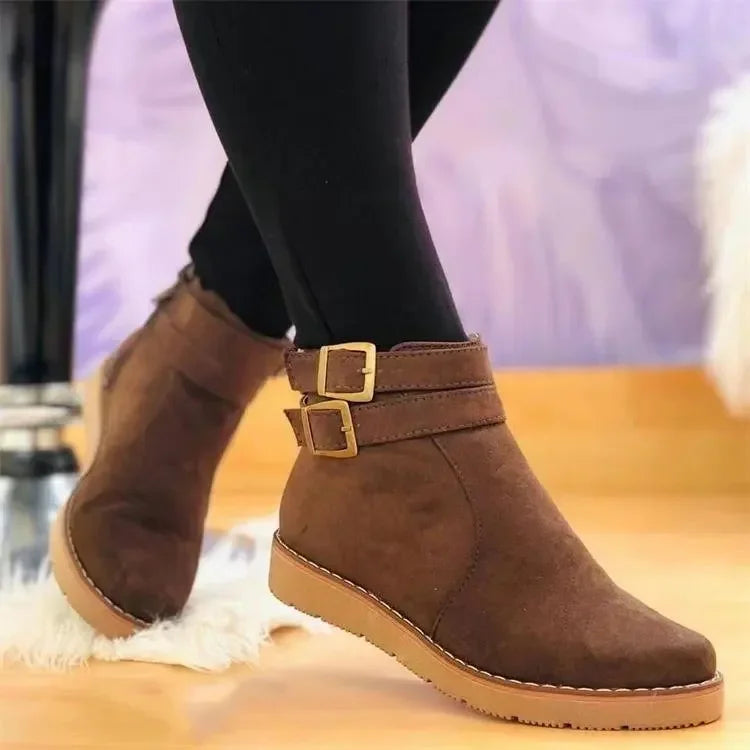 Carlin -Flacher Wildlederstiefel mit Schnalle