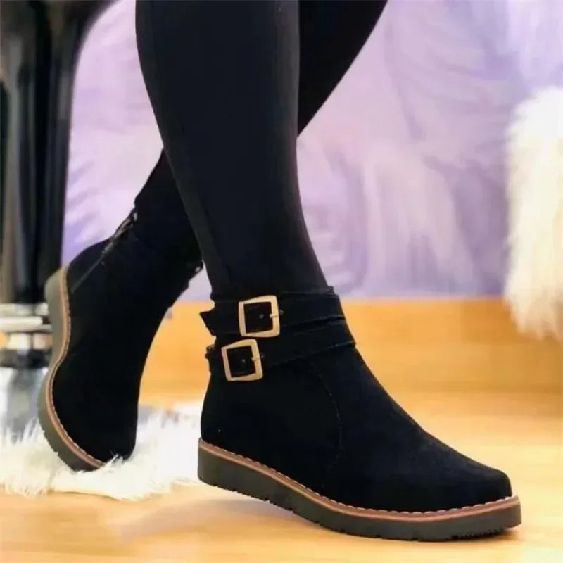 Carlin -Flacher Wildlederstiefel mit Schnalle