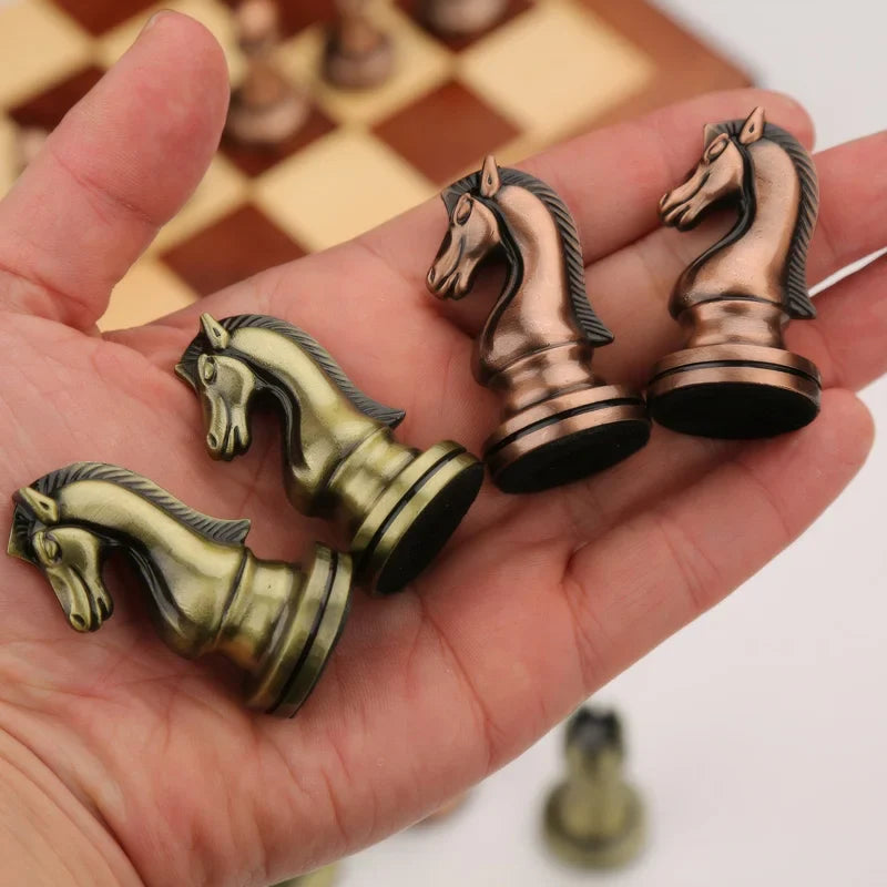 Ardente Antikes Schachspiel – Klappbares Massivholzbrett mit bronzenen Figuren (30 cm)