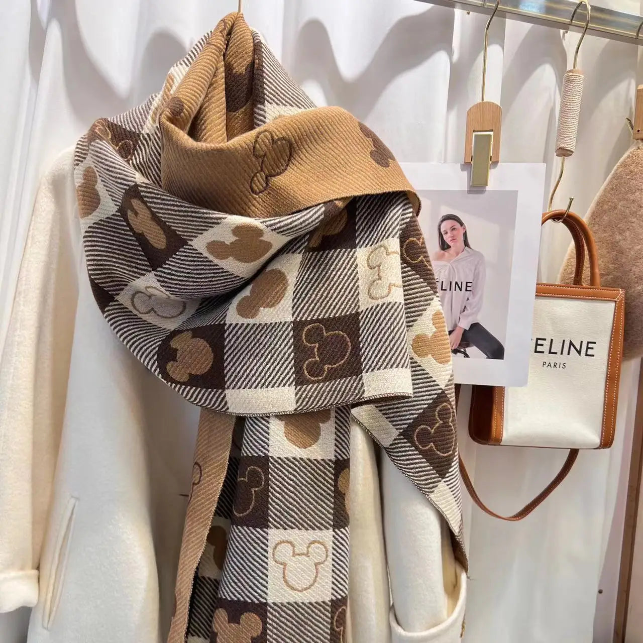 Damen Schal mit Mickey-Motiv – Weich, warm & verspielt