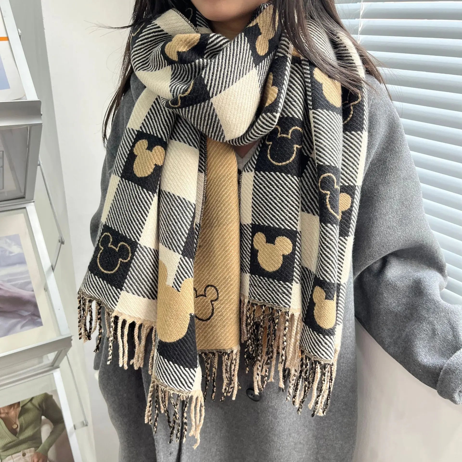 Damen Schal mit Mickey-Motiv – Weich, warm & verspielt