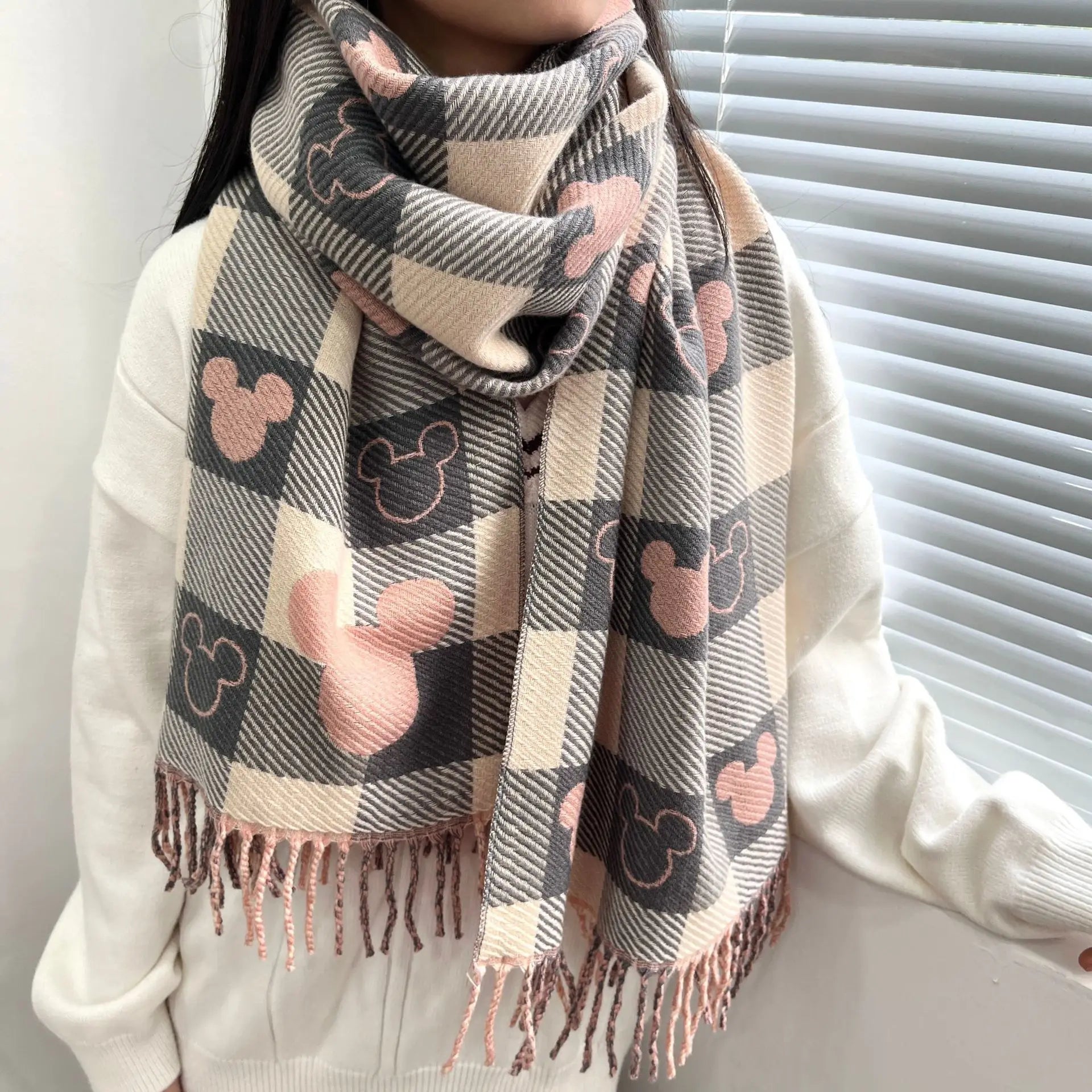 Damen Schal mit Mickey-Motiv – Weich, warm & verspielt