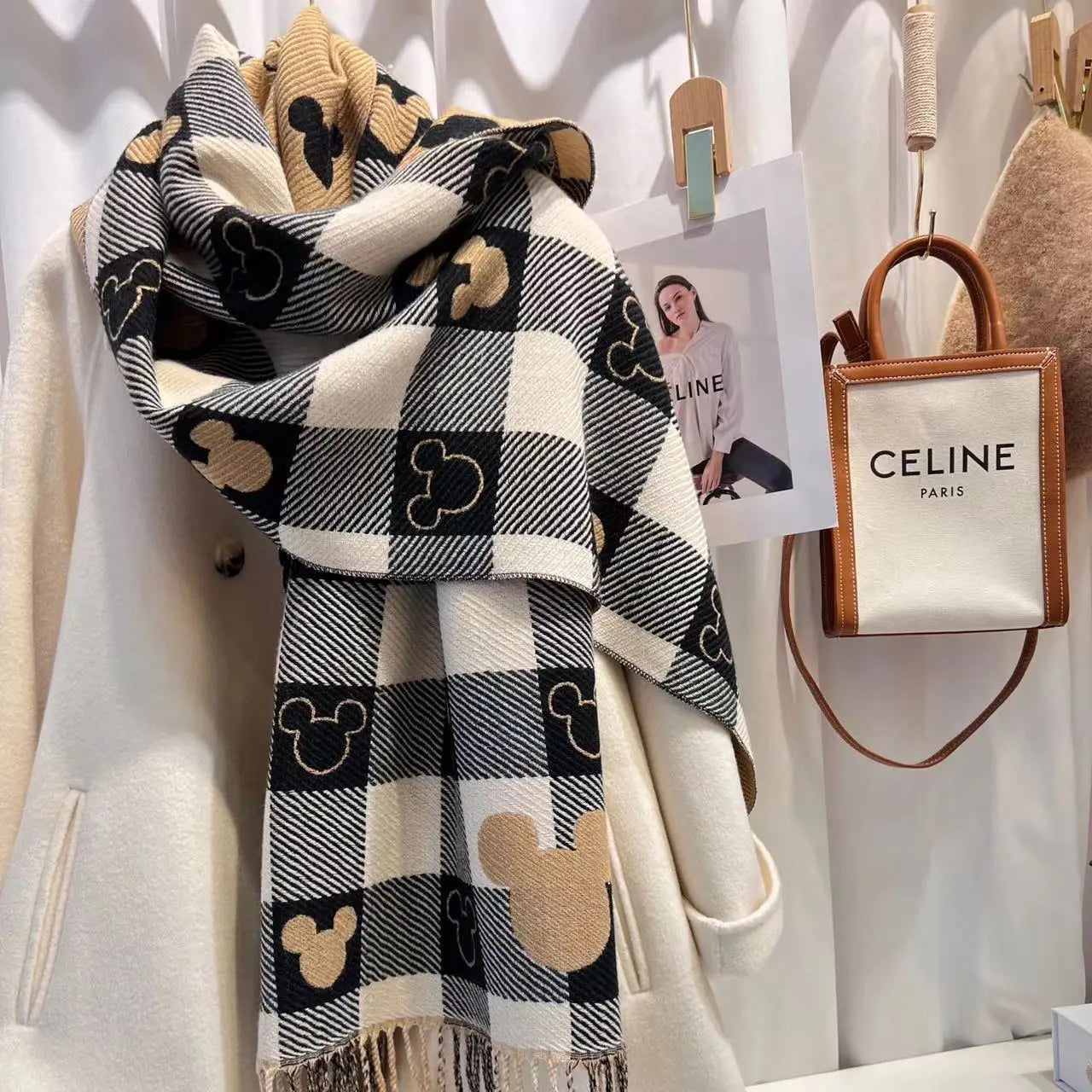Damen Schal mit Mickey-Motiv – Weich, warm & verspielt