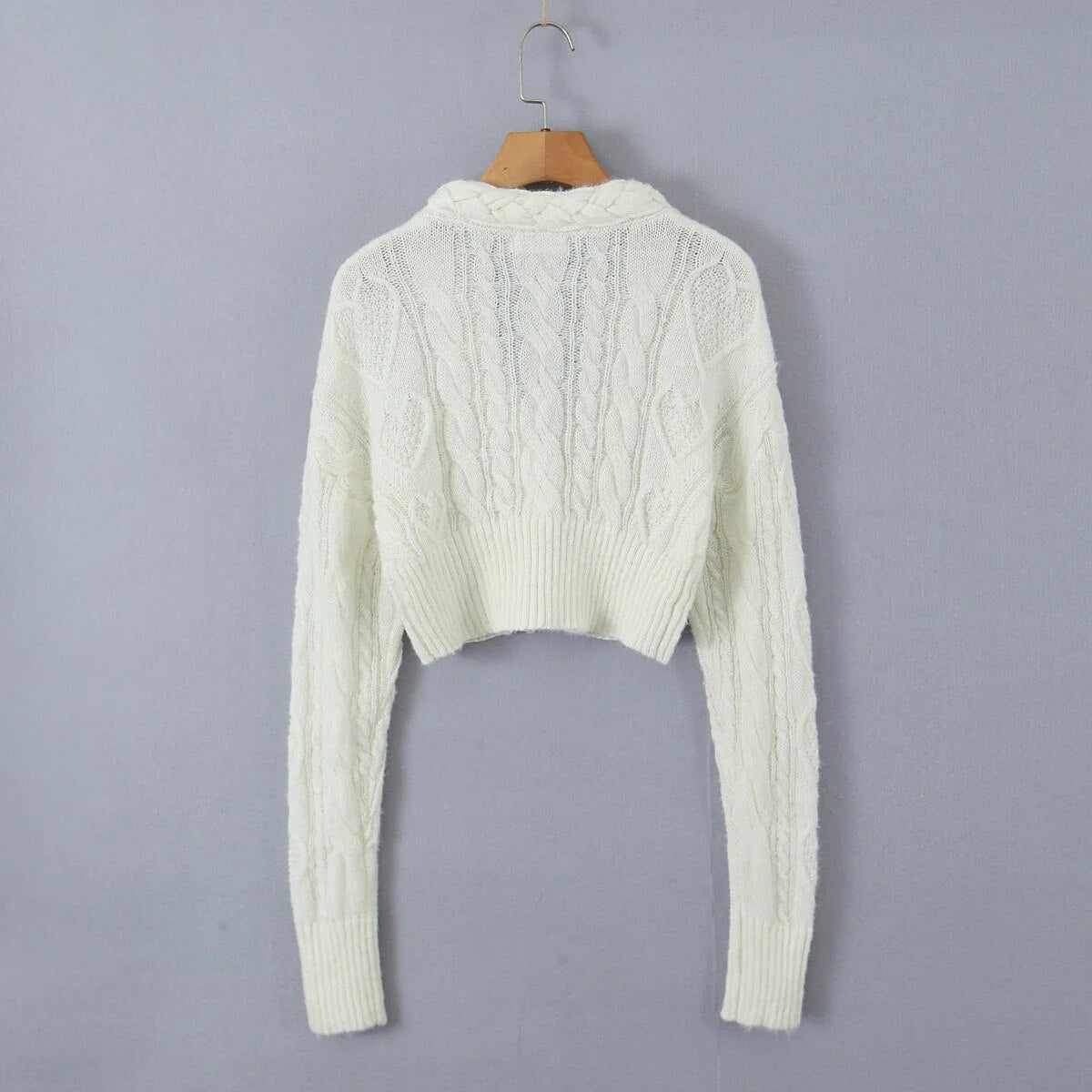 Modische kurze Strickjacke mit Zopfmuster - Betty
