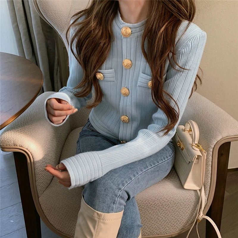 Elegante Strickjacke mit goldenem Knopf - Yeira